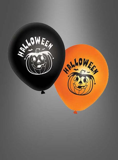 Halloween-Luftballons in verschiedenen Designs in Schwarz und Orange mit dem Schriftzug „HALLOWEEN“ und Kürbisköpfen als Motiv, ideal als Partydekoration oder Halloween-Dekoration, präsentiert vor einem grauen Farbverlauf.