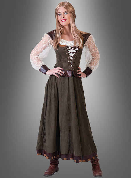 Vor einem grauen Hintergrund mit Farbverlauf steht eine Frau, die das Mittelalterkleid „Lady Marian“ trägt: ein Kostüm im mittelalterlichen Stil, bestehend aus einer weißen Spitzenbluse, einem braunen Mieder, einem langen braunen Rock und passenden braunen Stiefeln, das die Eleganz des klassischen „Lady Marian“-Looks widerspiegelt.