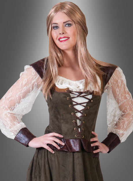Vor einem grauen Hintergrund steht eine Person, die das Mittelalterkleid „Lady Marian“ mit Spitzenärmeln und einer braunen Weste trägt und langes hellbraunes Haar hat.