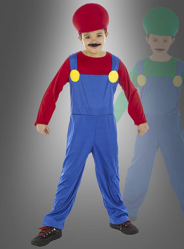 Ein Kind posiert selbstbewusst in dem „Roter Klempner“-Videospiel-Kinderkostüm – komplett mit roter Mütze, falschem Schnurrbart, rotem Hemd und blauer Latzhose –, während im Hintergrund ein grün gekleidetes, verblasstes Abbild davon steht.