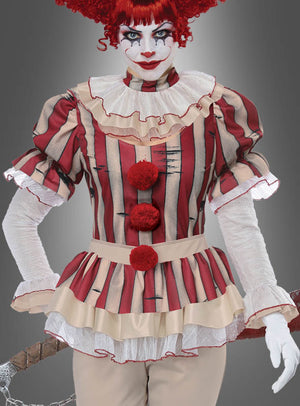 Das „Böser Clown“-Damenkostüm – ein rot-beige gestreiftes Kostüm mit Rüschenkragen, leuchtend roten Pompons, weißen Handschuhen und auffälligem rotem, lockigem Clownhaar – ist vor einem schlichten grauen Hintergrund ein echter Blickfang in jeder Halloween-Kostümkollektion für Damen.