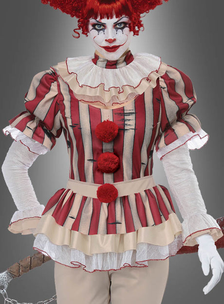 Das „Böser Clown“-Damenkostüm – ein rot-beige gestreiftes Kostüm mit Rüschenkragen, leuchtend roten Pompons, weißen Handschuhen und auffälligem rotem, lockigem Clownhaar – ist vor einem schlichten grauen Hintergrund ein echter Blickfang in jeder Halloween-Kostümkollektion für Damen.
