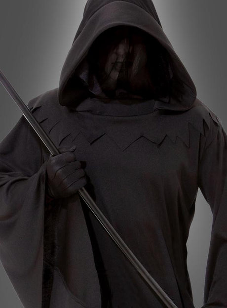 Diese Person trägt das „Henker Mittelalter Robe Herrenkostüm“ sowie Handschuhe und hält einen Stab in der Hand; ihr Gesicht ist teilweise von einem schattenhaften Schleier verdeckt – ein dramatisches Sensenmann- oder Henker-Kostüm für Halloween.