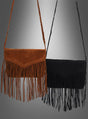 Zwei „Handtaschen mit Fransen 26 cm“ – eine in Braun und eine in Schwarz – hängen nebeneinander vor einem grauen Hintergrund mit Farbverlauf. Beide verkörpern den unkonventionellen Charme einer Boho-Umhängetasche und sind das perfekte Accessoire für ein Kostüm.