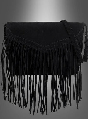Die „Handtasche mit Fransen 26 cm“ aus schwarzem Wildleder verfügt über einen geflochtenen Schulterriemen und lange Fransen an der Vorderseite, die sich vor einem grau verlaufenden Hintergrund abheben. Diese stilvolle Hippie-Fransentasche ist das perfekte Handtaschen-Accessoire für jedes modebewusste Outfit.
