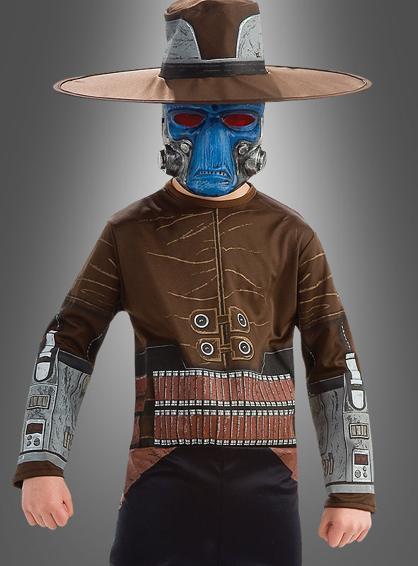 Eine Person trägt das Cad-Bane-Star-Wars-Kinderkostüm, bestehend aus einem Hut mit breiter Krempe, einer blauen Alien-Maske und einem braunen Sci-Fi-Outfit mit metallischen Details, und steht vor einem grauen Hintergrund.