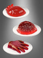 Auf drei weißen Tellern liegen Gelatine-Desserts in Form eines Herzens, eines Gehirns und einer Hand – alle in leuchtendem Rot vor einem grauen Hintergrund mit Farbverlauf. Diese gruseligen Leckereien wurden mit den Halloween-Puddingformen „Herz“, „Gehirn“ oder „Hand“ hergestellt und umfassen einen wackeligen „Gehirn-Wackelpudding“ sowie ein auffälliges „Gelatine-Herz“ – perfekt für eine unheimliche Halloween-Dekoration.