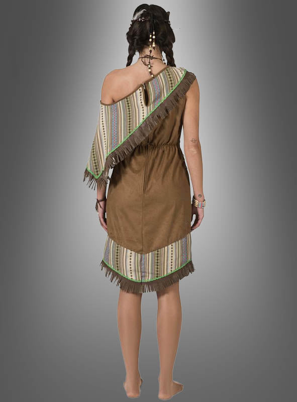 Eine Frau steht barfuß mit dem Rücken zur Kamera und trägt das „Indianer-Kostüm Silbermond Damen“ – ein einseitiges, braunes Kleid mit Mustern und Fransen – vor einem grauen Hintergrund mit Farbverlauf.