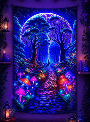 Die waschbare „Magischer Zauberwald UV-Fotowand“ im Format 120 x 185 cm zeigt ein farbenfrohes Fantasie-Wandbild mit einem Kopfsteinpflasterweg, der sich durch einen leuchtenden Wald mit violetten Bäumen, leuchtenden Pilzen, Laternen und einem großen Mond am Nachthimmel – leuchtet im Schwarzlicht und sorgt so für einen bezaubernden Zauberwald-Effekt an Ihrer Wand.