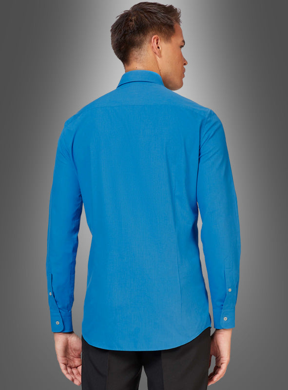 Vor einem grauen Hintergrund mit Farbverlauf ist ein Mann von hinten zu sehen, der ein figurbetontes Langarmhemd – genauer gesagt das „Blaue Hemd im klassischen Stil“ – und eine schwarze Hose trägt.
