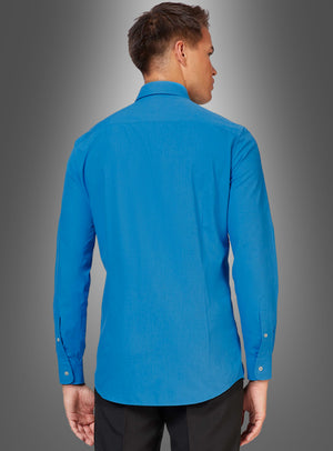 Vor einem grauen Hintergrund mit Farbverlauf ist ein Mann von hinten zu sehen, der ein figurbetontes Langarmhemd – genauer gesagt das „Blaue Hemd im klassischen Stil“ – und eine schwarze Hose trägt.