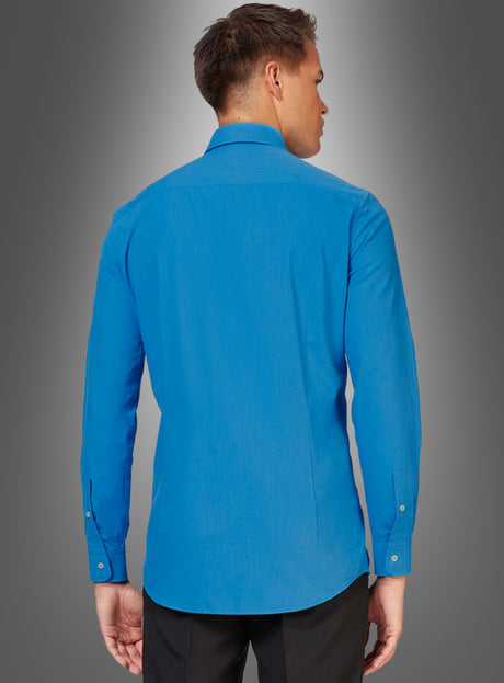 Vor einem grauen Hintergrund mit Farbverlauf ist ein Mann von hinten zu sehen, der ein figurbetontes Langarmhemd – genauer gesagt das „Blaue Hemd im klassischen Stil“ – und eine schwarze Hose trägt.