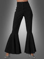 Ein Model präsentiert die hoch taillierte schwarze Schlaghose „Schlaghose Damen schwarz“ in Kombination mit silbernen Glitzer-High-Heels vor einem grauen Hintergrund mit Farbverlauf.