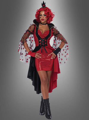 Diese Person trägt das von „Alice im Wunderland“ inspirierte „Königin der Herzen“-Kostüm und steht vor einem grauen Hintergrund in einem rot-schwarzen Ensemble, bestehend aus einer Krone, durchsichtigen Ärmeln mit Herzmuster, einer roten Perücke, schwarzen Stiefeln und einem mehrlagigen Rock.