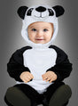 Ein Baby sitzt mit dem Gesicht nach vorne und trägt das „Süßes Panda-Kostüm für Kinder“ – einen bezaubernden schwarz-weißen Overall mit einer Kapuze, auf der ein Pandagesicht abgebildet ist – vor einem einfarbigen grauen Hintergrund.