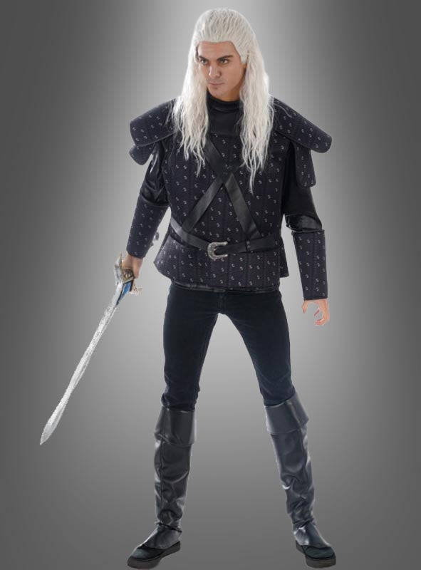 Eine Person in schwarzer Rüstung im mittelalterlichen Stil mit langen weißen Haaren hält ein Schwert in der Hand und steht vor einem grauen Hintergrund mit Farbverlauf – ein markanter Look, der sich perfekt für jedes „Witcher“-Kostüm für Herren oder Fantasy-Cosplay eignet.