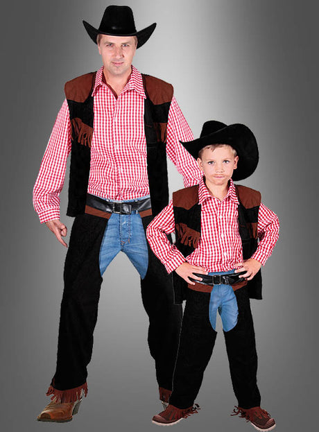 Zwei Personen, die identische Cowboy-John-Kinderkostüme tragen – bestehend aus rot karierten Hemden, schwarzen Hüten, Westen und Chaps –, stehen Seite an Seite vor einem grauen Hintergrund.