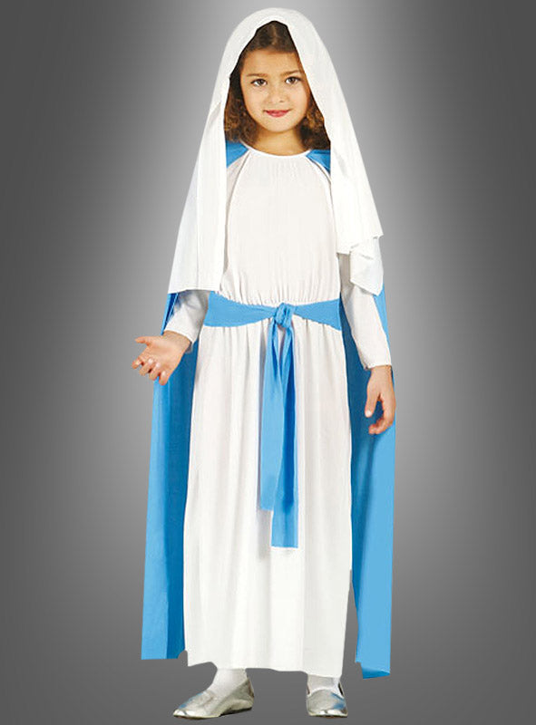 Ein kleines Kind, ganz in Weiß gekleidet, mit einer blauen Schärpe und einem blauen Umhang sowie einer weißen Kopfbedeckung, steht vor einem grauen Hintergrund mit Farbverlauf – ideal als Maria-Kinderkostüm für das Krippenspiel bei festlichen Anlässen.