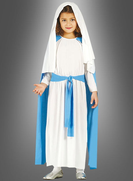Ein kleines Kind, ganz in Weiß gekleidet, mit einer blauen Schärpe und einem blauen Umhang sowie einer weißen Kopfbedeckung, steht vor einem grauen Hintergrund mit Farbverlauf – ideal als Maria-Kinderkostüm für das Krippenspiel bei festlichen Anlässen.