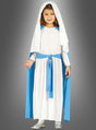 Ein kleines Kind, ganz in Weiß gekleidet, mit einer blauen Schärpe und einem blauen Umhang sowie einer weißen Kopfbedeckung, steht vor einem grauen Hintergrund mit Farbverlauf – ideal als Maria-Kinderkostüm für das Krippenspiel bei festlichen Anlässen.