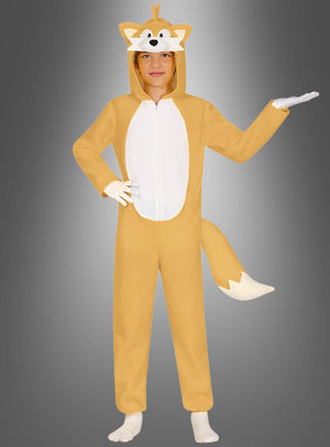Eine Person trägt einen gelb-weißen Kigurumi-Fuchs-Anzug mit einer Kapuze, die ein Fuchskopfmotiv ziert, steht vor einem grauen Hintergrund mit Farbverlauf und streckt einen Arm aus, wobei die Handfläche nach oben zeigt.