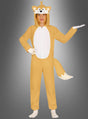 Eine Person trägt einen gelb-weißen Kigurumi-Fuchs-Anzug mit einer Kapuze, die ein Fuchskopfmotiv ziert, steht vor einem grauen Hintergrund mit Farbverlauf und streckt einen Arm aus, wobei die Handfläche nach oben zeigt.