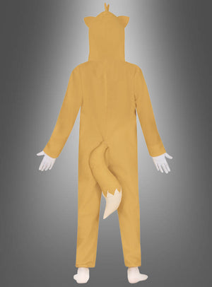 Eine Person, die einen gelben Kigurumi-Fuchs-Anzug mit Schwanz, spitzen Ohren und Kapuze trägt, steht mit dem Rücken zur Kamera vor einem grauen Hintergrund mit Farbverlauf.