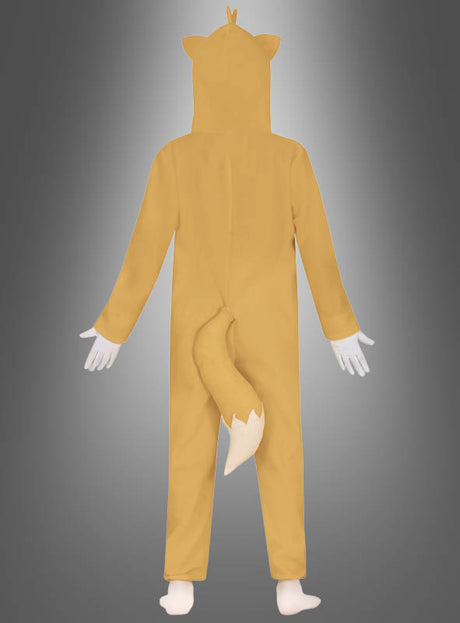 Eine Person, die einen gelben Kigurumi-Fuchs-Anzug mit Schwanz, spitzen Ohren und Kapuze trägt, steht mit dem Rücken zur Kamera vor einem grauen Hintergrund mit Farbverlauf.