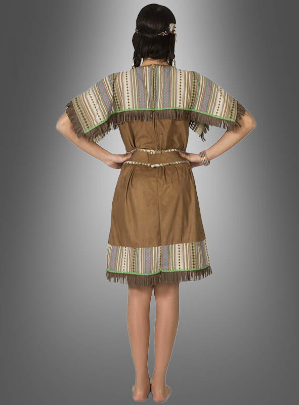 Eine Person steht barfuß mit dem Rücken zur Kamera und trägt das „Indianerin“-Kostüm „Silbermond“ in Übergröße – ein braunes Kleid, kombiniert mit einem gestreiften, fransigen Schal und einem geflochtenen Gürtel –, ideal für ein XXL-Wildwest-Damenkostüm, vor einem grauen Hintergrund mit Farbverlauf.
