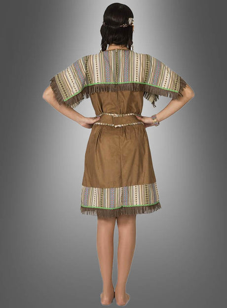 Eine Person steht barfuß mit dem Rücken zur Kamera und trägt das „Indianerin“-Kostüm „Silbermond“ in Übergröße – ein braunes Kleid, kombiniert mit einem gestreiften, fransigen Schal und einem geflochtenen Gürtel –, ideal für ein XXL-Wildwest-Damenkostüm, vor einem grauen Hintergrund mit Farbverlauf.