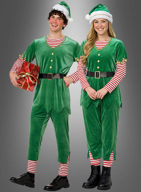 Zwei Personen tragen das „Grüne Weihnachtself-Kostüm für Erwachsene“ – grüne Elfenoutfits mit rot-weiß gestreiften Ärmeln und Hosen. Eine von ihnen hält ein verpacktes Geschenk in der Hand, während beide lächelnd vor einem grauen Hintergrund stehen und in ihrem Weihnachtskostüm für Erwachsene die festliche Stimmung perfekt einfangen.
