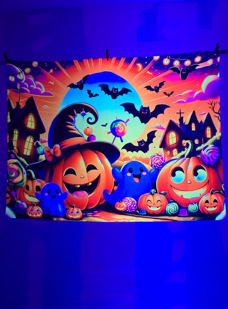 Klar! Hier ist eine überarbeitete Version mit Ihren Produktdaten: Der „Halloween-Kürbis-Hintergrund 150 x 200 cm für Kinder, waschbar“ zeigt leuchtende Kürbisse, Geister, Fledermäuse, Süßigkeiten und Spukhäuser in leuchtenden Farben, die unter Schwarzlicht strahlend leuchten – damit ist er die perfekte Halloween-Wanddekoration für Kinderzimmer oder Partys. Der schillernde UV-Effekt erweckt diesen waschbaren Halloween-Hintergrund für Kinder im Dunkeln zum Leben.