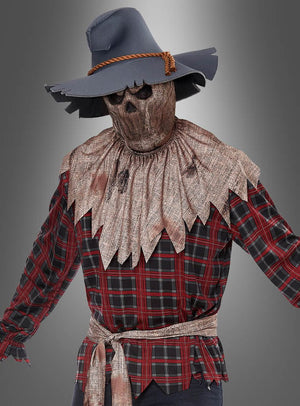 Im „Gruselige Vogelscheuche Krähenschreck“-Herrenkostüm – komplett mit breitkrempigem Hut, einer totkopfartigen Maske, einem Karohemd, einem Seilgürtel und einem gezackten Jute-Kragen – vor einem grauen Hintergrund: Damit ist dieses Kostüm die perfekte Wahl für alle, die ein authentisch gruseliges Horror-Kostüm für Halloween suchen.