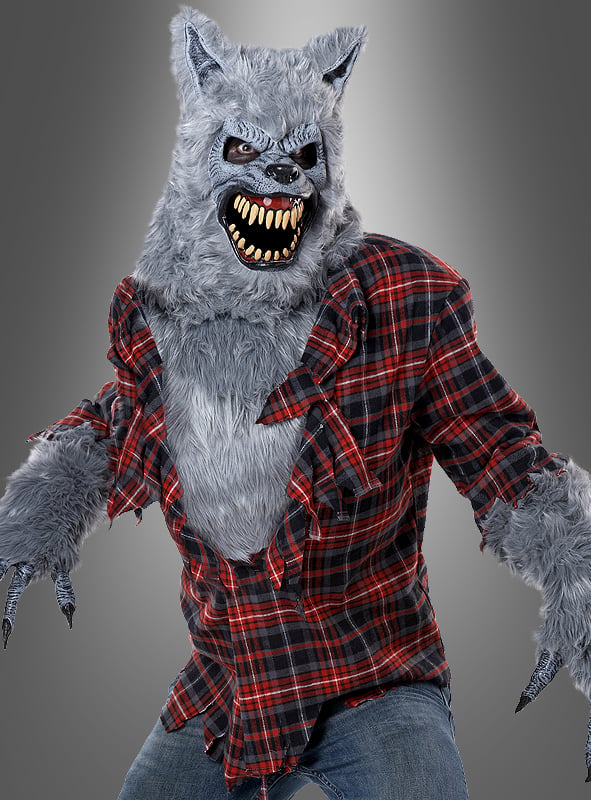 Eine Person trägt das Werwolf-Kostüm mit Ani-Motion-Maske, bestehend aus grauem Fell, einer beweglichen Maske mit scharfen Zähnen und einem zerfetzten roten Karohemd, und posiert vor einem grauen Hintergrund mit Farbverlauf.