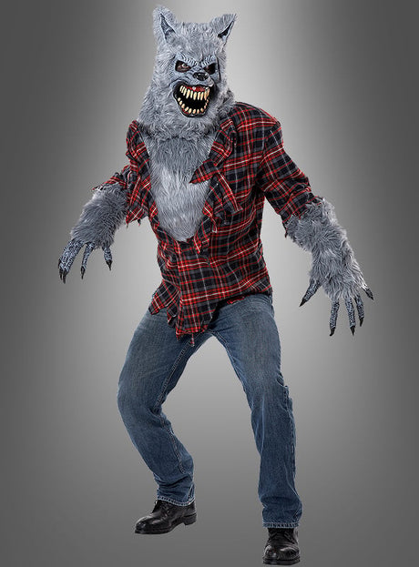 Eine Person, die das Werwolf-Kostüm mit Ani-Motion-Maske trägt, dazu ein kariertes Hemd, Jeans und schwarze Schuhe, knurrt vor einem grauen Farbverlaufshintergrund – perfekt für Halloween.