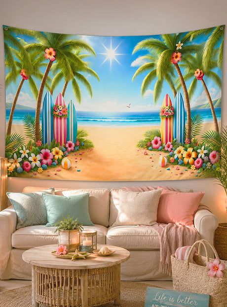 In einem Wohnzimmer hängt die „Sommer Beachparty Fotowand 150 x 270 cm“ (waschbare Dekoration) – ein Wandbild im Strand-Design mit Motiven wie Sand, Palmen, Surfbrettern, Blumen und dem Meer, das sich perfekt als sommerliche Wanddekoration eignet – über einem weißen Sofa mit pastellfarbenen Kissen und Strand-Akzenten.