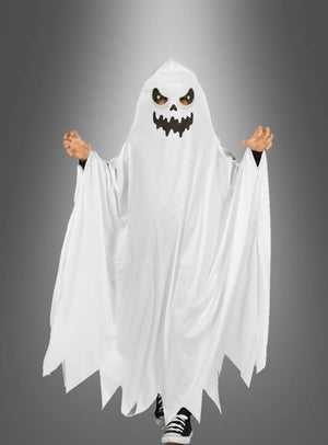 Ein Kind in einem „Weißer Geist“-Kostüm für Kinder mit schwarzen Augen und schwarzem Mund steht mit erhobenen Armen vor einem grauen Hintergrund. Dieses gruselige Kostüm eignet sich perfekt für Halloween-Partys und Karnevalsfeiern.