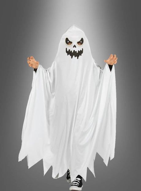 Ein Kind in einem „Weißer Geist“-Kostüm für Kinder mit schwarzen Augen und schwarzem Mund steht mit erhobenen Armen vor einem grauen Hintergrund. Dieses gruselige Kostüm eignet sich perfekt für Halloween-Partys und Karnevalsfeiern.