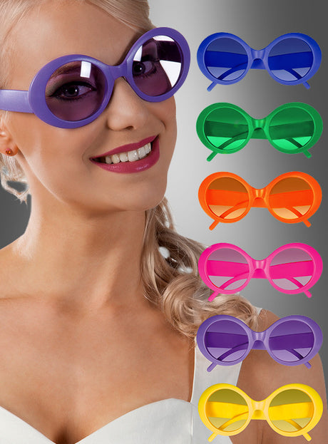 Eine lächelnde Frau trägt eine große, violette Sonnenbrille im 60er-Jahre-Retro-Look; neben ihr sind auf grauem Hintergrund fünf weitere identische Modelle dieser Sonnenbrille im 60er-Jahre-Retro-Look in den Farben Grün, Orange, Rosa, Violett und Gelb zu sehen.