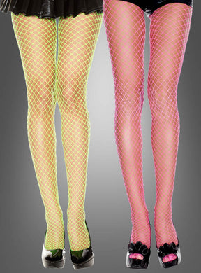 Zwei Personen, die „Neon Netzstrumpfhose großmaschig“ tragen – ein Paar in Neongelb und das andere in Neonrosa –, stehen vor einem grauen Hintergrund, wobei ihre schwarzen Schuhe zu sehen sind. Damit sind diese auffälligen Strumpfhosen das perfekte Karnevalsaccessoire oder eine markante Ergänzung zu jedem 80er-Jahre-Kostüm.