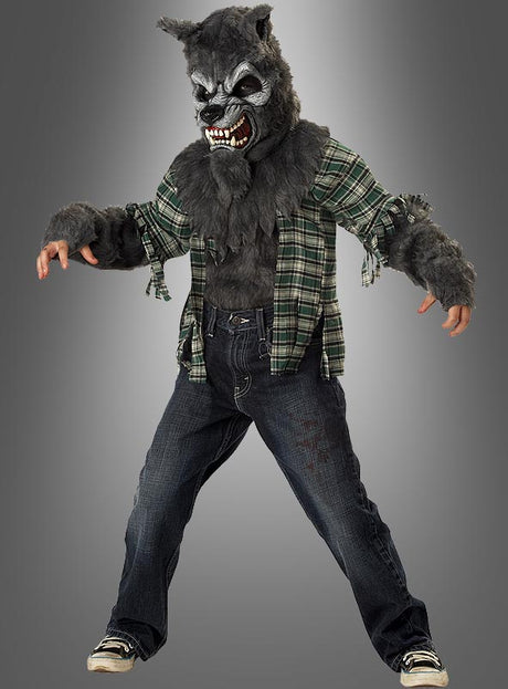 Ein Kind, das das „Kinder-Werwolf-Kostüm“ für Halloween trägt – bestehend aus einer knurrenden Maske, pelzigen Handschuhen, einem karierten Hemd und Jeans –, steht vor einem grauen Hintergrund.