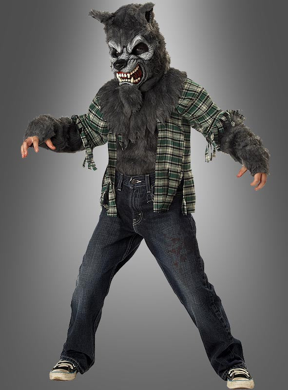 Ein Kind, das das „Kinder-Werwolf-Kostüm“ für Halloween trägt – bestehend aus einer knurrenden Maske, pelzigen Handschuhen, einem karierten Hemd und Jeans –, steht vor einem grauen Hintergrund.