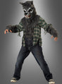 Ein Kind, das das „Kinder-Werwolf-Kostüm“ für Halloween trägt – bestehend aus einer knurrenden Maske, pelzigen Handschuhen, einem karierten Hemd und Jeans –, steht vor einem grauen Hintergrund.