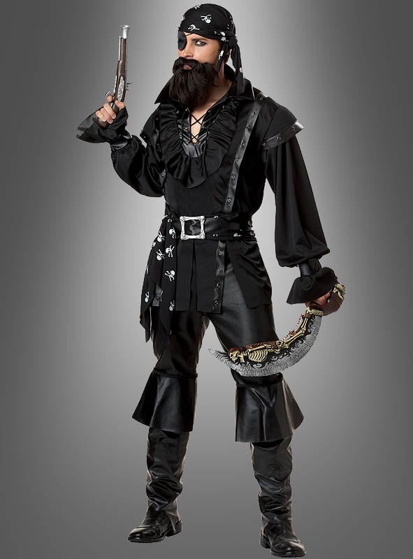 Eine Person in Piratenkleidung für Herren – bestehend aus einem schwarzen Piratenkostüm mit Rüschenhemd, Pistole, Zierdegen, Bandana, Augenklappe und Stiefeln – steht vor einem schlichten grauen Hintergrund.