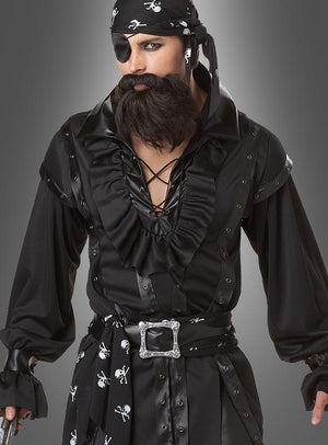 Diese Person ist als Pirat verkleidet und trägt die Piratenkleidung für Herren, bestehend aus einem schwarzen Rüschenhemd mit Rüschen, ein schwarzes, mit Totenköpfen verziertes Bandana, eine Augenklappe, einen Kunstbart und einen breiten Gürtel mit Totenkopfmuster – ideal für alle, die auf der Suche nach authentischer Piratenkleidung für Herren sind oder sich in das kühne Captain-Black-Soul-Kostüm verwandeln möchten.