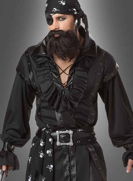 Diese Person ist als Pirat verkleidet und trägt die Piratenkleidung für Herren, bestehend aus einem schwarzen Rüschenhemd mit Rüschen, ein schwarzes, mit Totenköpfen verziertes Bandana, eine Augenklappe, einen Kunstbart und einen breiten Gürtel mit Totenkopfmuster – ideal für alle, die auf der Suche nach authentischer Piratenkleidung für Herren sind oder sich in das kühne Captain-Black-Soul-Kostüm verwandeln möchten.