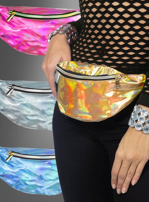 Eine Person trägt die schillernde Bauchtasche im Bling-Style in Gold-Holografic, daneben sind die Varianten in Rosa, Silber und Blau zu sehen. Kombiniert mit einem schwarzen Netzoberteil und Edelsteinarmbändern ist diese schillernde Gürteltasche das perfekte 80er-Jahre-Accessoire für Damen.