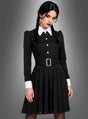 Eine Person mit geflochtenen Haaren trägt das „Düstere Gothic Tochter“-Damenkostüm – ein schwarzes Kleid mit weißem Kragen und Manschetten, kombiniert mit einem schwarzen Gürtel und einer silbernen Schnalle – und steht vor einem grauen Hintergrund mit Farbverlauf, was an den zeitlosen Stil der Addams Family erinnert.
