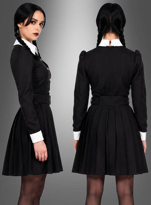 Frau in einem schwarzen Kleid mit weißem Kragen und Manschetten, von vorne und von hinten gezeigt, vor einem grauen Hintergrund mit Farbverlauf – perfekt als „Düstere Gothic Tochter“-Damenkostüm für alle, die einen eleganten und zugleich geheimnisvollen Look suchen.