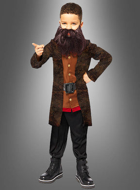 Ein Kind, das das Kinder-Hagrid-Kostüm aus Harry Potter trägt – bestehend aus einem braunen Mantel, einem Kunstbart, einer schwarzen Hose und Stiefeln –, nimmt eine selbstbewusste Pose ein: Eine Hand auf der Hüfte, die andere zeigt vor einem grauen Hintergrund mit Farbverlauf; ideal für junge Fans, die sich gerne authentisch als Hagrid aus der berühmten Zaubererwelt verkleiden möchten.